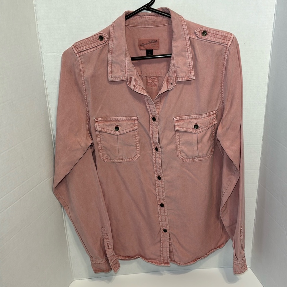 Universal Thread LongSleeve Shirt Women M Button Down Pockets Pink Pleated Back